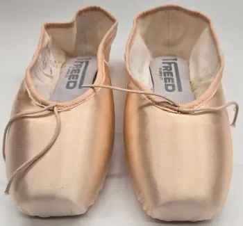 Studios II -- Pointe Shoe -- European Pink Satin Cold Tone Dream Path