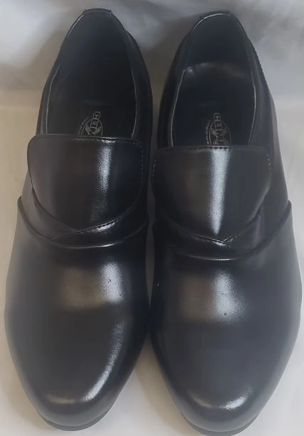 Good Traction Fox -- Men's Cuban Heel Slip-on Dress Shoe -- Black