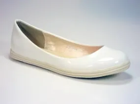 Errand Run Lupe -- Women's Flat Shoe -- White Patent