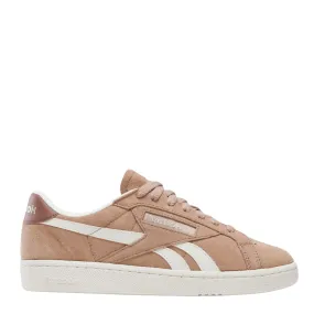 Reebok Women's Club C Grounds UK in Earth/Chalk/Scorched Earth Spanish Bold Stride Easy
