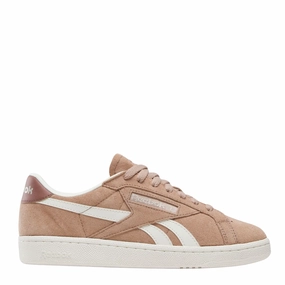 Reebok Women's Club C Grounds UK in Earth/Chalk/Scorched Earth Spanish Bold Stride Easy